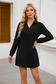 Détail de la robe polo noire à manches longues avec texture en maille et col à revers élégant - Noir