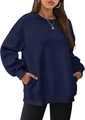 Détail d'un sweat-shirt bleu marine surdimensionné avec fentes latérales et poches - S / Bleu marine