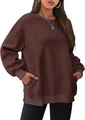 Détail d'un sweat oversize marron foncé montrant les poches et les poignets côtelés - S / Brun Foncé