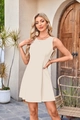 Détail d'une mini-robe trapèze sans manches beige dans un décor de villégiature - Blanc Cassé