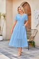 Dettaglio dell'abito midi azzurro con scollo a V, ricamo a occhiello e gonna a balze - Azzurro