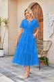 Dettaglio del ricamo inglese blu e dello scollo a V su questo abito midi estivo - Blu