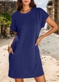 Dettaglio dell'abito blu scuro a maniche corte con risvolti e pratiche tasche laterali - Blu navy