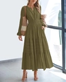 Détail du tissu plissé vert olive sur la robe longue à volants et col en V - Vert Militaire