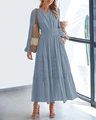 Détail de la robe bleu clair à col en V avec taille plissée et jupe à volants - Aqua