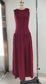 Detailweergave van bordeauxrode mouwloze maxi-jurk met geplooide rok op mannequin - S / Bordeauxrood