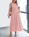 Détail d'une robe maxi rose clair à étages avec col en V, taille plissée et manches - Rose