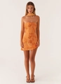 Dettaglio ravvicinato dei ricami di paillettes arancioni e perline su un mini vestito - S / Arancione