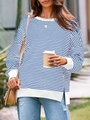 Détail d'un sweat en maille gaufrée à rayures bleues et blanches avec fentes latérales - Style Patchwork Blanc Rayé Fin Bleu et Blanc