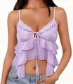 Dettaglio del top lavanda con bordo in pizzo bianco e balze a strati femminili - Viola
