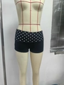 Détail du short de yoga taille haute avec ceinture à pois rétro sur un mannequin - S / Noir