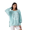 Detail eines hellblauen Oversize-Sweatshirts mit weißem Seestern-Print und Seitenschlitz - S / Himmelblau (Seestern-Druck)
