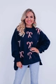 Detalle de bastones de caramelo con lentejuelas en una sudadera navideña azul marino - S / Negro