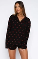 Detalle del conjunto de pijama negro con estampado de labios, camisa de manga larga y pantalón - S / Negro Estampado de Labios