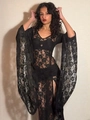 Robe sexy en dentelle noire transparente avec col en V, manches évasées et fente haute - S / Noir