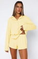 Detalle de conjunto amarillo de estar por casa con camisa de manga larga y pantalones cortos - S / Amarillo