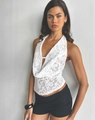 Dettaglio macro del top bianco in pizzo con scollo a cappuccio e ricami floreali - Taglia S / Bianco