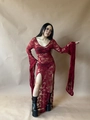 Détail de la robe en dentelle rouge montrant les motifs de roses et la fente latérale - S / Bordeaux