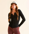 Detail van nauwsluitend zwart geribbeld gebreid vest met knoopsluiting en V-hals - Zwart