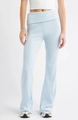 Dettaglio dei pantaloni svasati in maglia a coste azzurri con vita alta risvoltata - S / Blu
