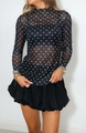 Detail des schwarzen gepunkteten Mesh-Tops mit elegantem Rüschenkragen und Lagen-Design - S / Schwarz