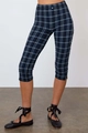Detalle de pantalón capri de cuadros con talle alto, aberturas laterales y tela elástica - S / Azul oscuro