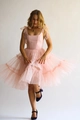 Detailansicht der Lagen aus rosa Tüll und der verstellbaren Schleifen-Schultergurte am Kleid - Rosa