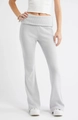 Dettaglio dei pantaloni in maglia a coste grigi con vita risvoltata e texture elastica - S / Grigio chiaro