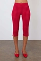 Detalle de los pantalones capri rojos de cuadros con abertura lateral y bailarinas a juego - S / Rojo
