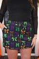 Detalle de falda navideña de talle alto con estampado de lazos de colores y cordón - S / Estilo Lazo
