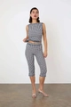 Detalle de los pantalones capri de cuadros de talle alto y top sin mangas para mujer - S / Gris