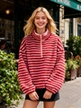 Detail der rot-rosa gestreiften Fleecejacke mit Reißverschlusskragen und warmer Textur - S / Oberteile / Rot-Rosa Horizontaler Streifen (Nr. 1)