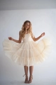 Elegantes ärmelloses cremeweißes Maxikleid mit V-Ausschnitt, Schleifen und Stufenrock - Gelb