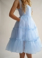 Elegantes hellblaues Stufenkleid mit hoher Taille und praktischen Seitentaschen - Blau