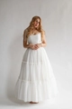 Detailweergave van de witte gelaagde tule maxi-jurk met korsetlijfje en gelaagde rok - S / Wit