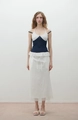 Detalle de top halter de lunares ajustado con dobladillo de volantes y falda larga - S / Blanco