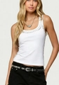 Detail van de witte nauwsluitende tanktop met decoratieve metalen klinknagels en uitsparingen - S / Wit