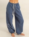 Detail der blauen Jogginghose mit Stern-Patch-Stickerei und weißem Kordelzug am Bund - S / Blau