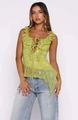 Detalle de blusa de encaje verde lima con escote en V con volantes y cordones cruzados - S / Verde