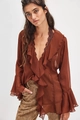 Detail der transparenten braunen Chiffonbluse mit V-Ausschnitt, Spitze und Volants - S / Dunkelrot