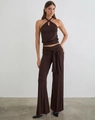 Detail eines dunkelbraunen Zweiteilers mit Neckholder-Top und weit geschnittener Hose - S / Schokolade