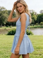 Dettaglio dell'abito corto senza maniche azzurro con vita a nido d'ape e texture a righe verticali - S / Blu