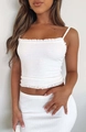 Detail van witte gesmockte crop top met fijne ruches en elastische getextureerde stof - Wit