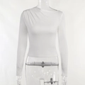 Detalle de la parte superior blanca con manga larga, cuello asimétrico y elegantes pliegues - S / Blanco