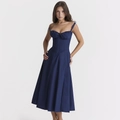 Dettaglio del corpetto a corsetto con arricciature e laccetti sull'abito blu scuro elegante - S / Blu