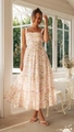 Detalle de vestido floral con volantes y escote cuadrado de estilo veraniego rosa - S / Rosa Floral