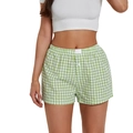 Detalle de pantalones cortos vichy verdes y blancos con cintura elástica y un botón - Verde esmeralda