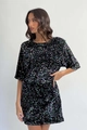 Nahaufnahme von funkelndem Paillettenstoff am schwarzen Cocktailkleid mit irisierendem Glanz - S / Schwarz