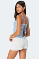 Dettaglio del crop top a quadretti blu con lacci sul retro e pantaloncini con pizzo - S / Blu