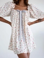 Detalle de vestido floral con mangas abullonadas, escote cuadrado y lazo decorativo - S / Top Y Pantalón / Blanco Floral